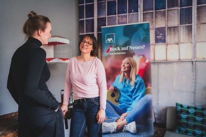 Führungskraft führt ein offenes Feedbackgespräch mit Mitarbeiterin