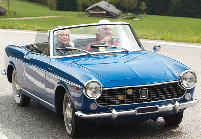 Ehepaar fährt einen Oldtimer Auto