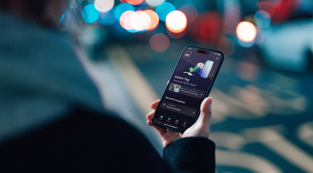 Frau sieht My AXA als App auf Ihrem Smartphone