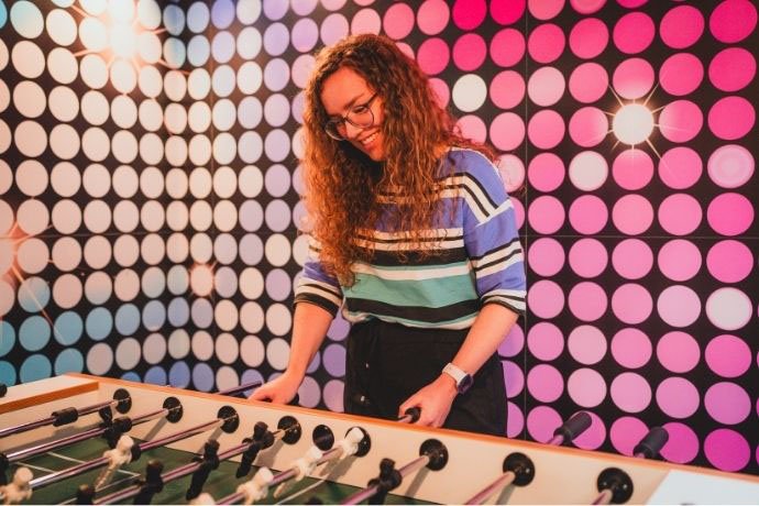 Data Scientist beim Kickern in ihrer Mittagspause