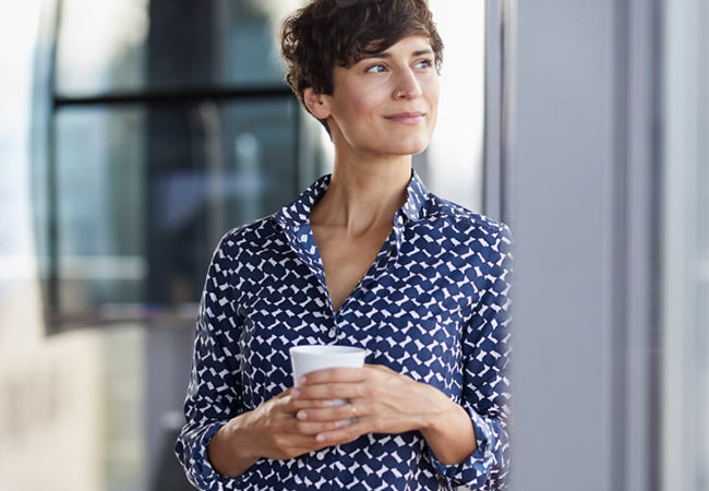 Frau schaut optimistisch in die Ferne