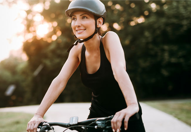 Eine Fahrradfahrerin gut versichert