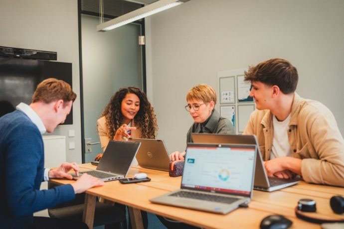 Männer und Frauen diskutieren ausgelassen in einem Meeting