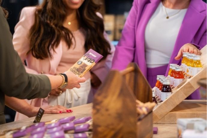 Drei Kolleginnen kaufen im AXA Kiosk ein