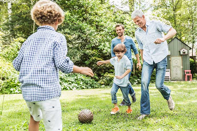 Kinder spielen im Garten Fussball  