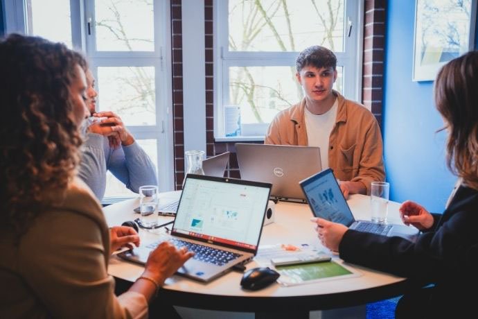 Trainee im Meeting mit Führungskräften