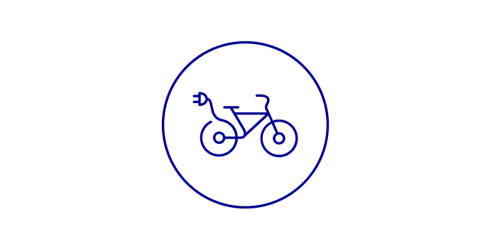 Blaues Icon eines Elektrofahrrads mit Stecker am Hinterrad, umrandet von einem Kreis, auf transparentem Hintergrund.