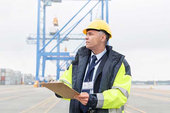 Spediteur sichert den Versand seiner Waren mit einer Transportversicherung abb
