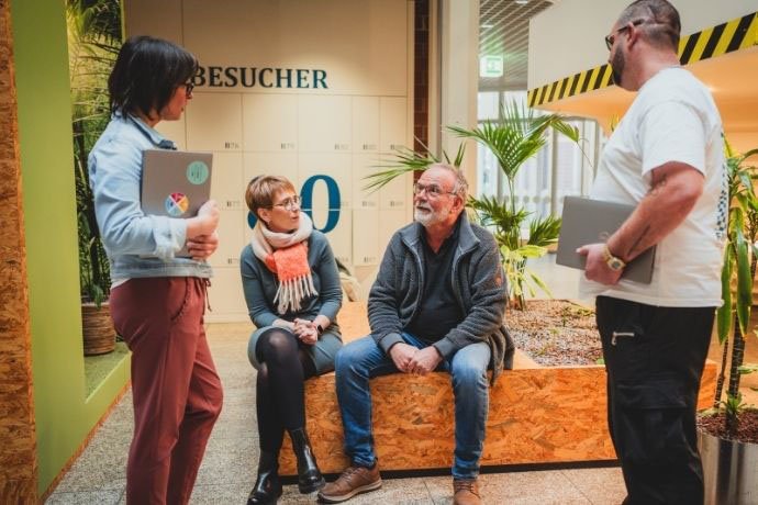 Mitarbeitende verschiedenen Alters unterhalten sich über ihre Karrierewege