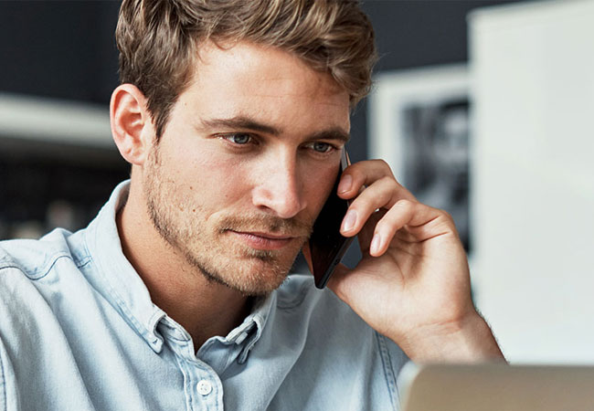 Ein junger Mann telefoniert