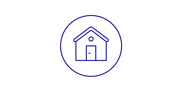 Blaues Icon eines Hauses mit Tür und Fenster, umrandet von einem Kreis, auf transparentem Hintergrund.