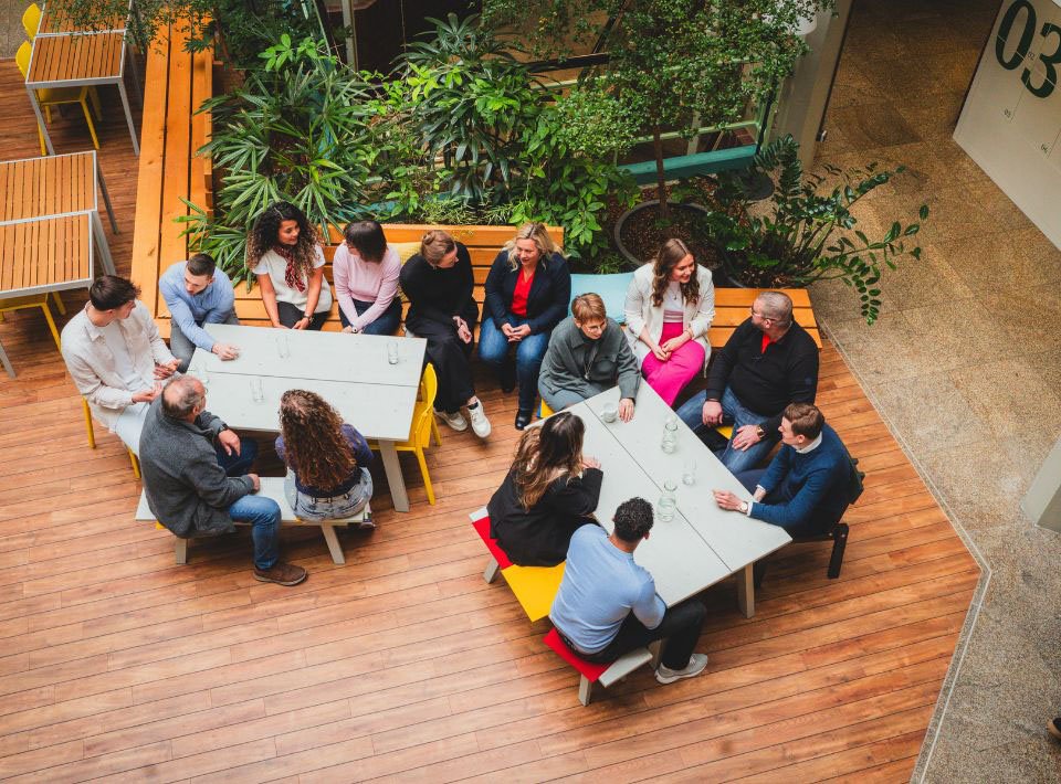 Mitarbeitende aus verschiedenen Teams tauschen sich mit Kooperationspartnern zu Diversität aus