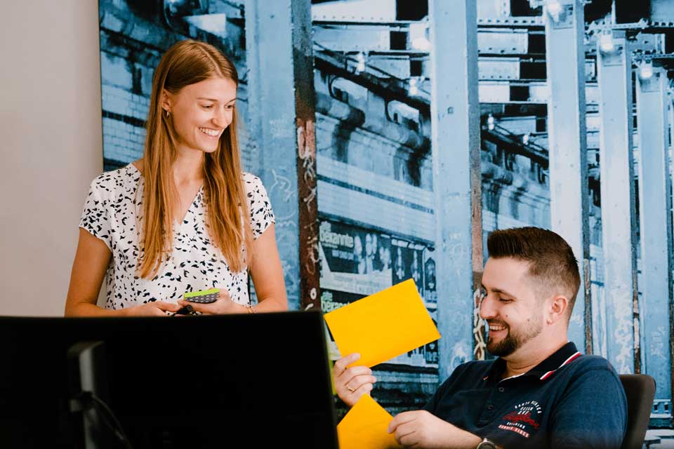 Zwei Developer unterhalten sich am Arbeitsplatz