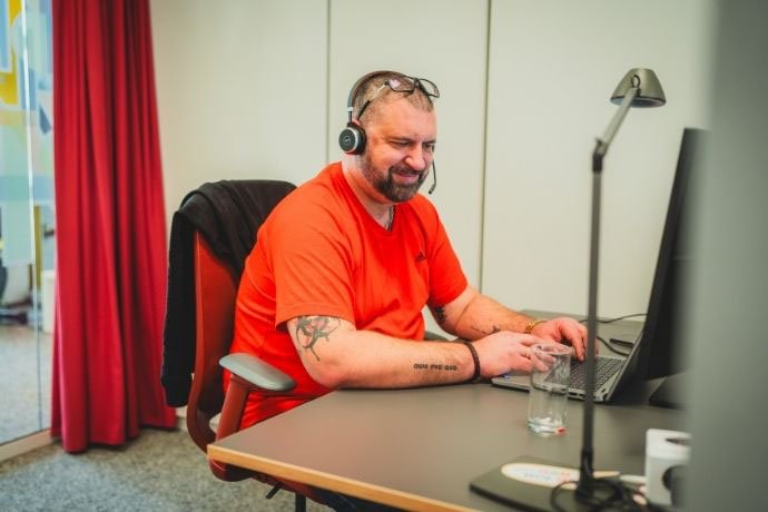 Mitarbeitender mit unsichtbarer Behinderung am Arbeitsplatz