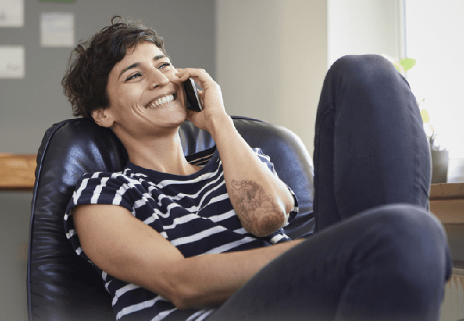Junge Frau telefoniert mit einer Freundin