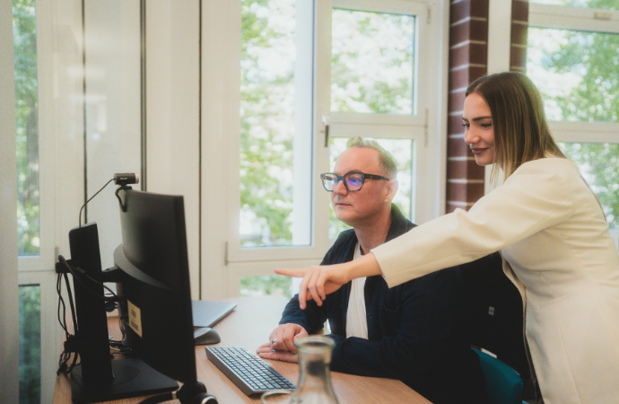 Sachbearbeiter und Sachbearbeitein arbeiten am Laptop