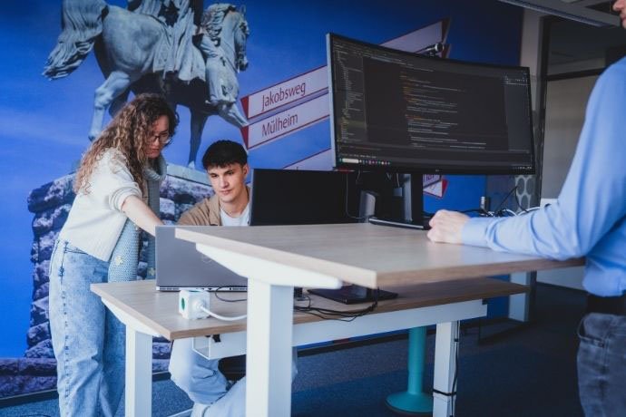 Führungskraft schaut Trainee über die Schulter