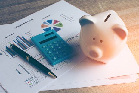 Factoring von AXA | Motiv mit Analysen, Rechner und Sparschwein