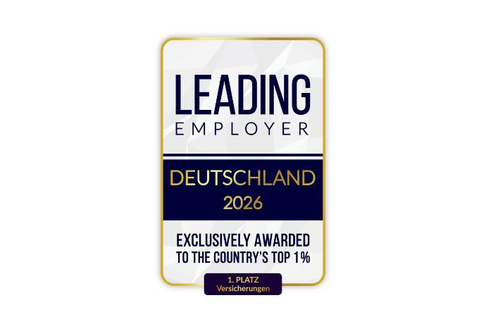 1 Mitarbeiter und 2 Mitarbeiterinnen halten die Leading Employer Auszeichnung in der Hand