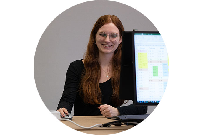 Auszubildende Frederikke bei der AXA vor Ort im Büro