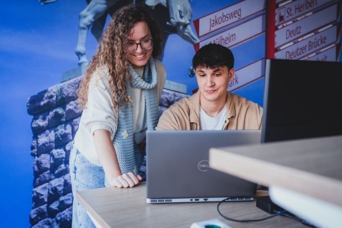 Zwei Data Scientists schauen gemeinsam auf eine Analyse