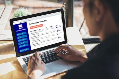 Mann sitzt am Laptop - Factoring / AXA