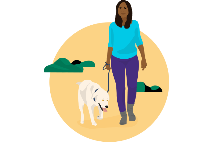 Frau geht mit einem Hund an der Leine spazieren. Beide bewegen sich entspannt, die Szene vermittelt Bewegung und frische Luft.