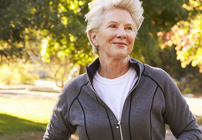 Seniorin joggt im Park
