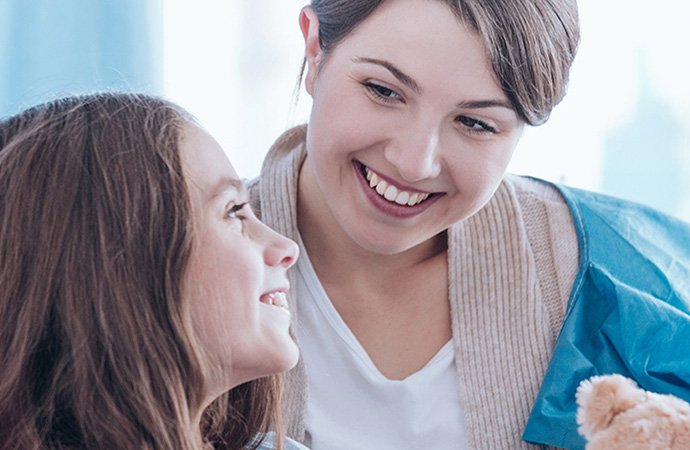 Mutter und Tochter unterhalten sich im Krankenhaus